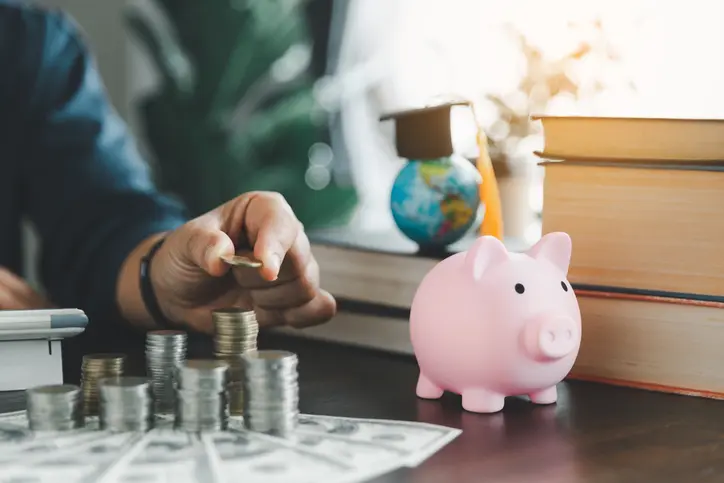 Photo d'un étudiant faisant les comptes, en train de calculer les APL pour son logement étudiant en France